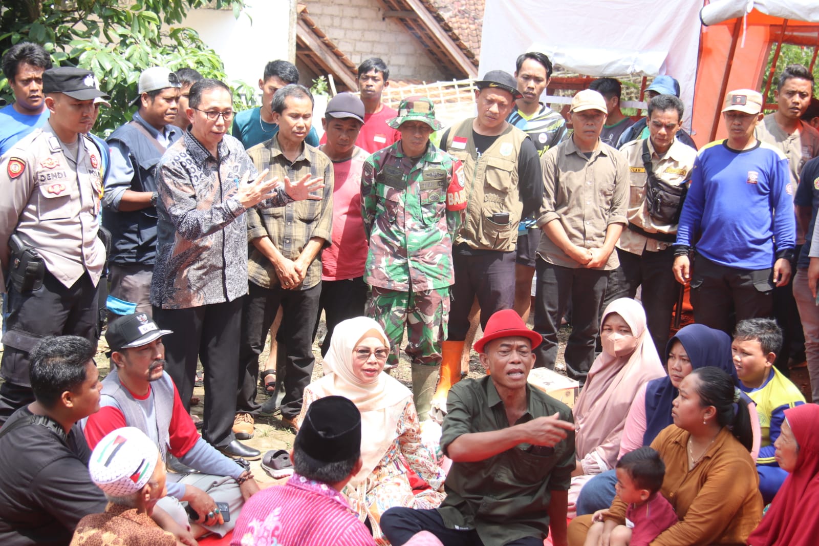 TINJAU LOKASI LONGSOR CISALAK, KANG JIMAT UPAYAKAN SOLUSI JANGKA PENDEK DAN JANGKA PANJANG