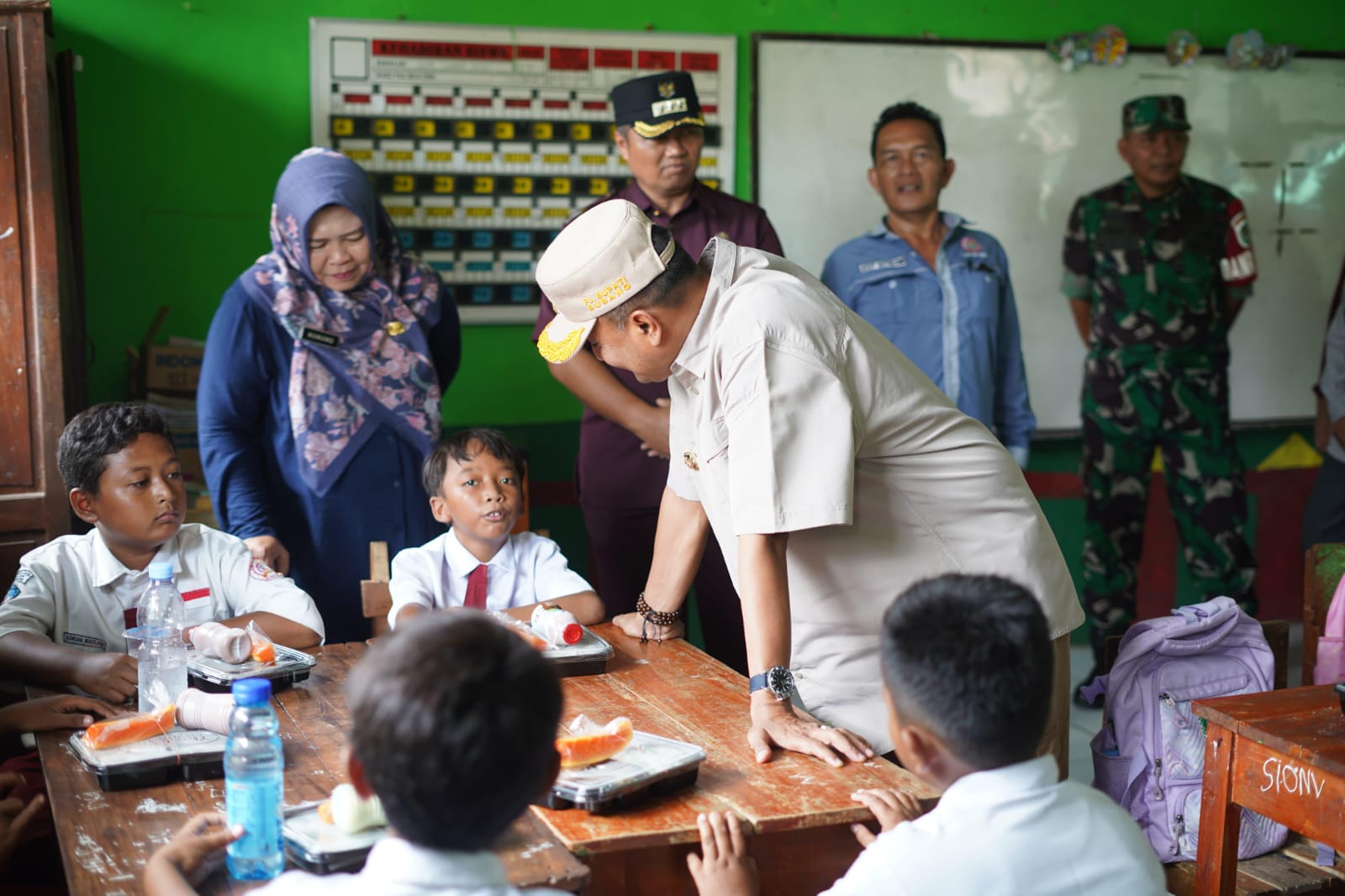 Tinjau Pelaksanaan Simulasi Makan Siang Bergizi dan Sehat Gratis, Pj. Bupati Harap Meningkatkan Motivasi Anak untuk Bersekolah