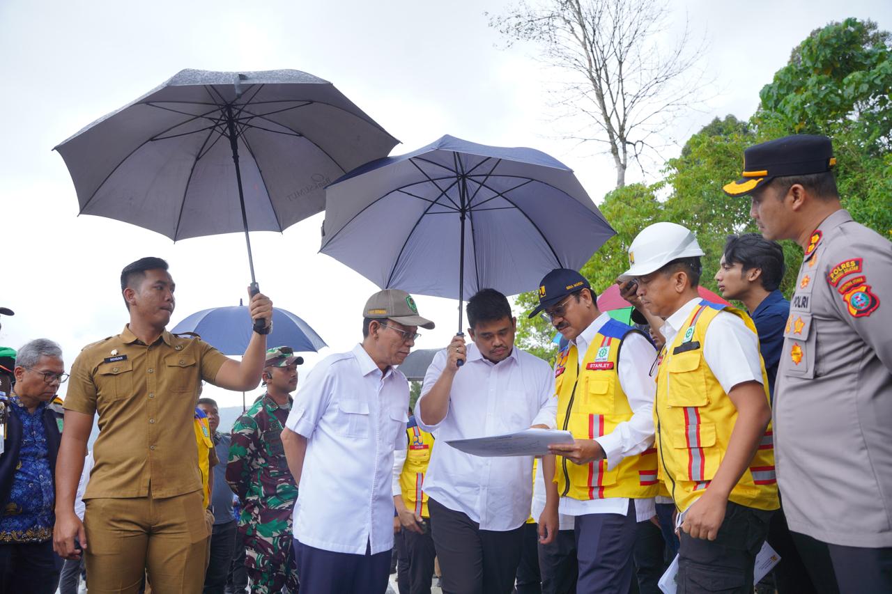 Tinjau Perbaikan Ruas Jalan Nasional Batu Jomba, Bobby Nasution Minta Jalur Aman Dilalui Pemudik