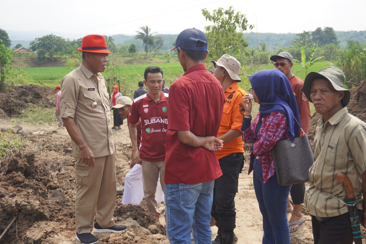 Tinjau proyek jalan, Bukti Komitmen Kang Jimat Dalam Pembangunan Kab. Subang