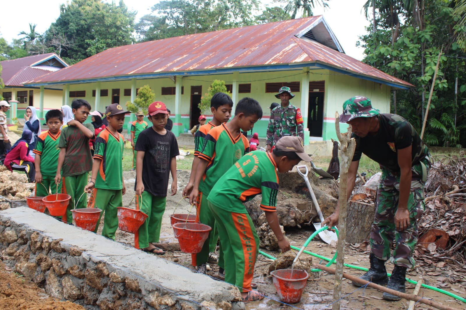TMMD 123 Kodim 1416/Muna, Guru dan Pelajar Sangat Antusias Dalam Pembuatan Sekolah Mereka