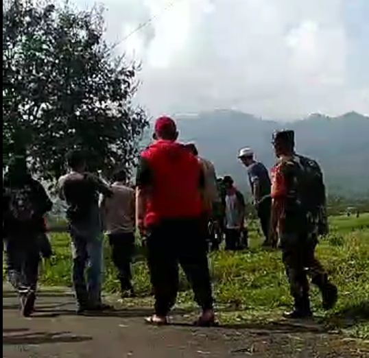 TNI-POLRI dan Camat Tanjungsiang Melaksanakan Penanaman Pohon Bermanfaat Disepanjang Jalan Reang Desa Sirap