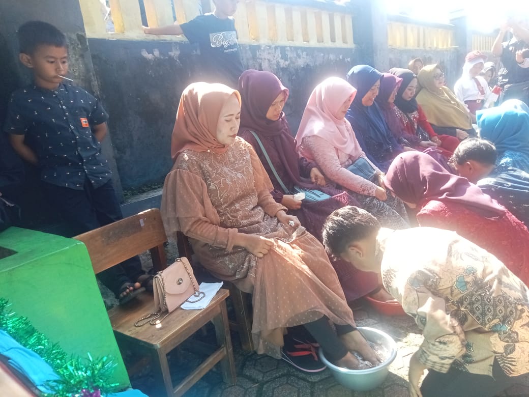 Tradisi Sungkem Ke orang Tua  Dan Guru Warnai Pelepasan Siswa-siswi SDN Cigadog  II TA. 2025
