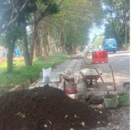 Trotoar di sepanjang jalan Darmo Diharjo mulai di benahi oleh bagian pemeliharaan PUPR Subang
