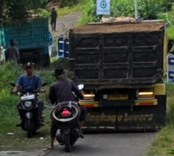 Truk Pengangkut Material Proyek Pembangunan TPT, Situ Belendung Jalan Desa Di Keluhkan Warga
