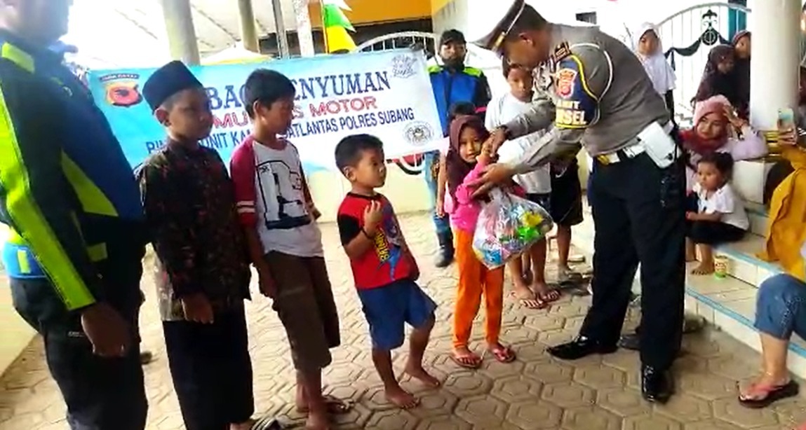 Unit Kamsel Satlantas Polres Subang Laksanakan Giat Bakti Sosial