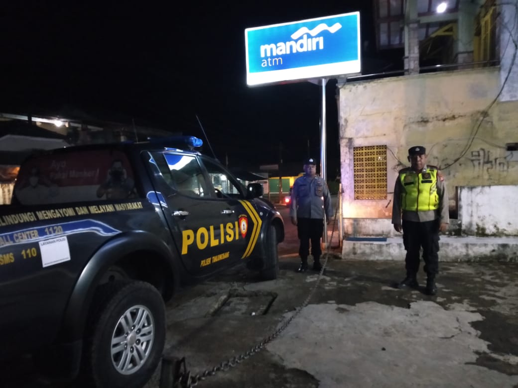 Unit Patroli Polsek Tanjungsiang, Polres Subang sambangi Perbankan untuk memastikan keamanan diwilayahnya