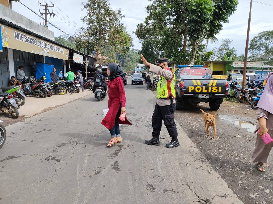 Unit Sabhara Polsek Tanjungsiang Melaksanakan Pelayanan Kepada Masyarakat Pengaturan Arus Lalu lintas