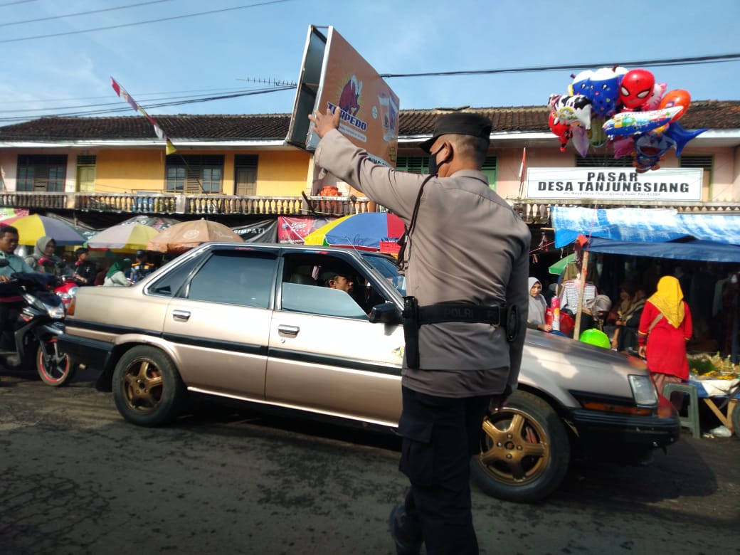 Untuk Kelancaran Arus Lalu lintas  Patroli Samapta Polsek Tanjungsiang melaksanakan pengaturan Lalu lintas di Pasar Tanjungsiang
