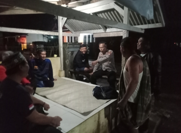 Untuk menciptakan lingkungan yang aman, unit Samapta Polsek Tanjungsiang  Sambangi Ronda Malam.