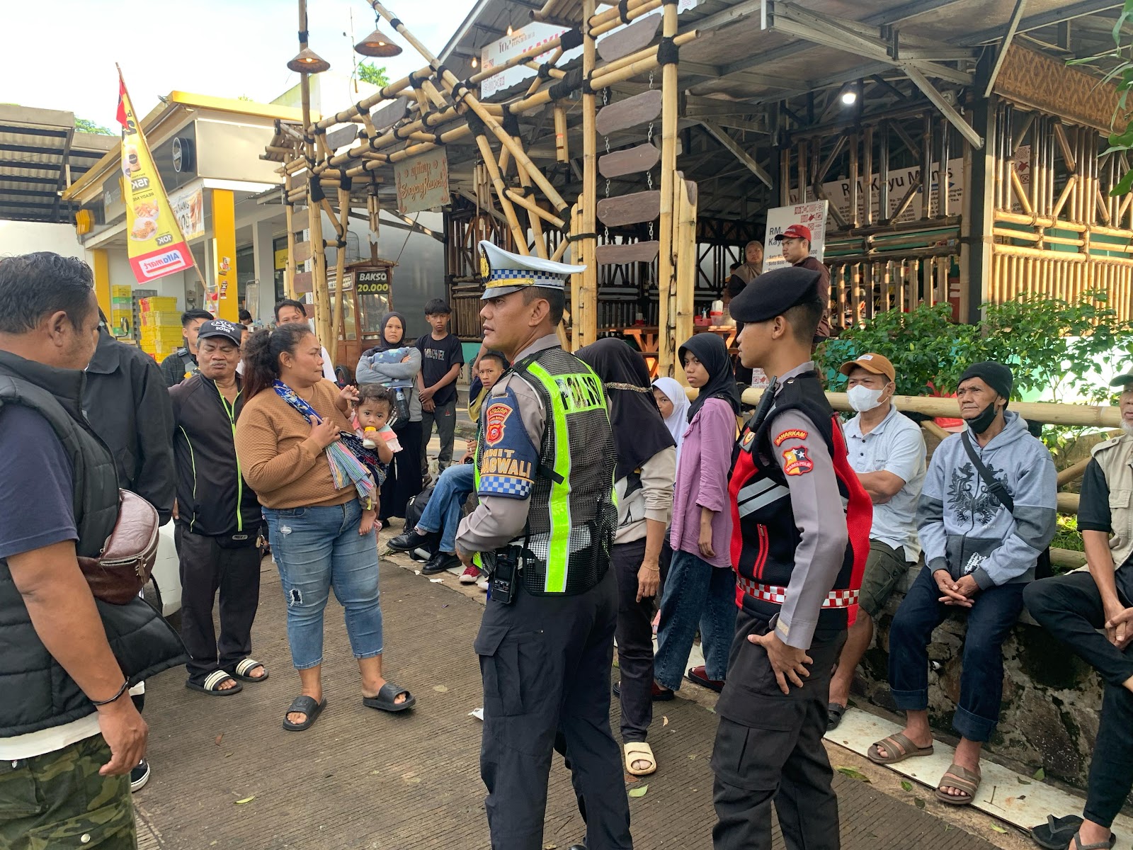 Untung Ada Polisi !!! Hampir Terlantar Karena Bis Mogok Rombongan Pemudik Gratis Asal Jakarta Akhirnya Gembira Bisa Lanjutkan Perjalanan