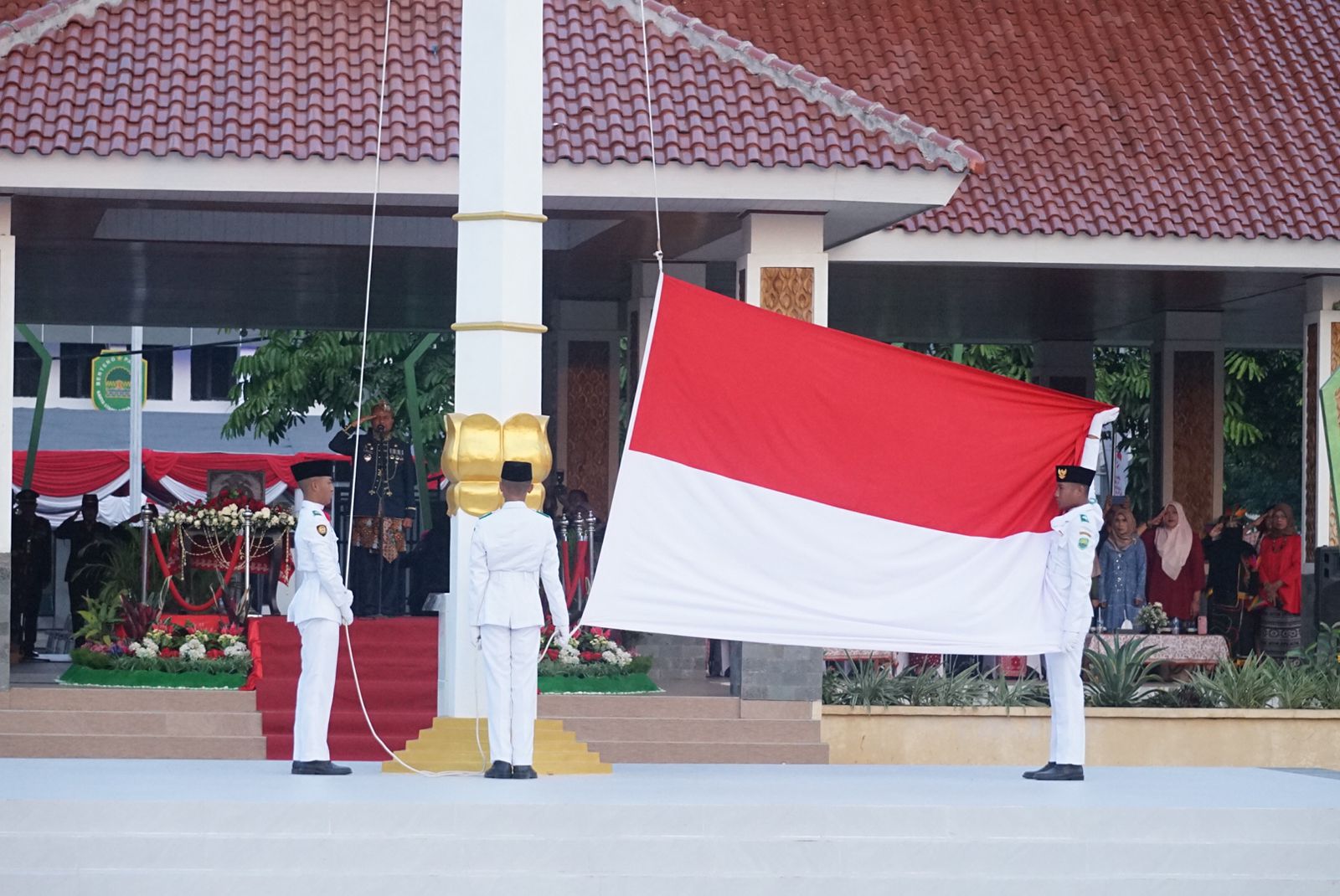 Upacara Penurunan Bendera Merah Putih Dimeriahkan dengan Gelar Senja Pertunjukan Seni