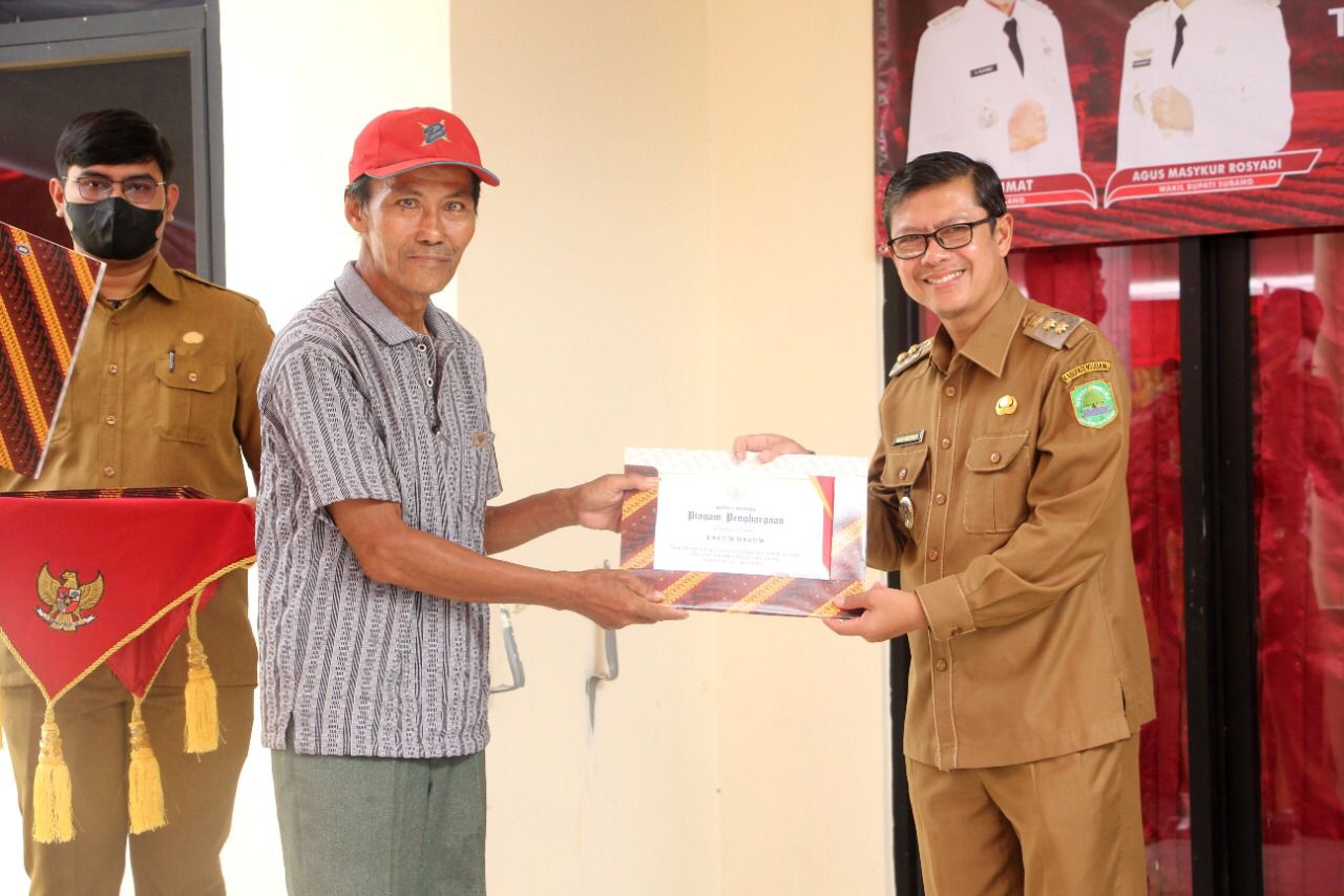 Wabup Subang Serahkan Penghargaan Kepada Penghibah Tanah Di Kelurahan Dangdeur