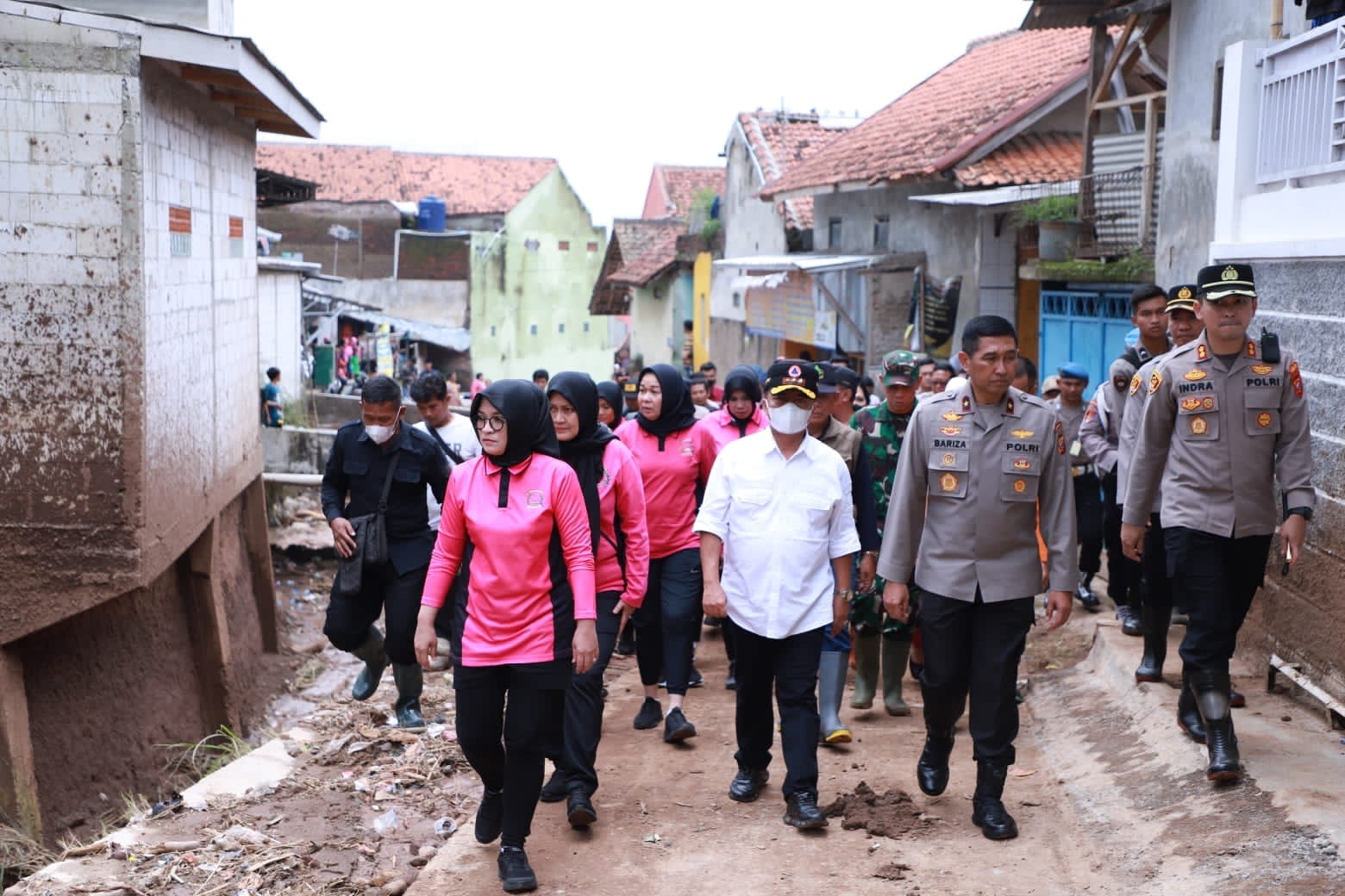 Wakapolda Jabar Kunjungi Pengungsian Pasca Bencana Banjir Bandang Kab.Sumedang