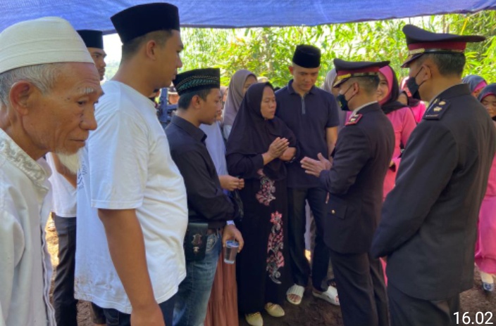 Wakapolres Sumedang Pimpin Upacara Penyerahan dan Pemakaman Jenazah  Secara Kedinasan Almarhum Kompol Saleh Havianto
