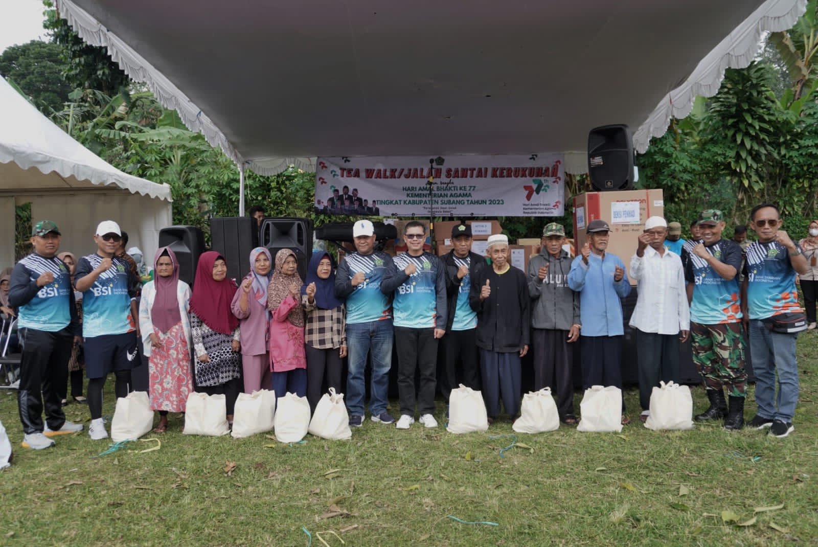Wakil Bupati Subang Agus Masykur Rosyadi melepas peserta gerak jalan santai "Tea Walk"