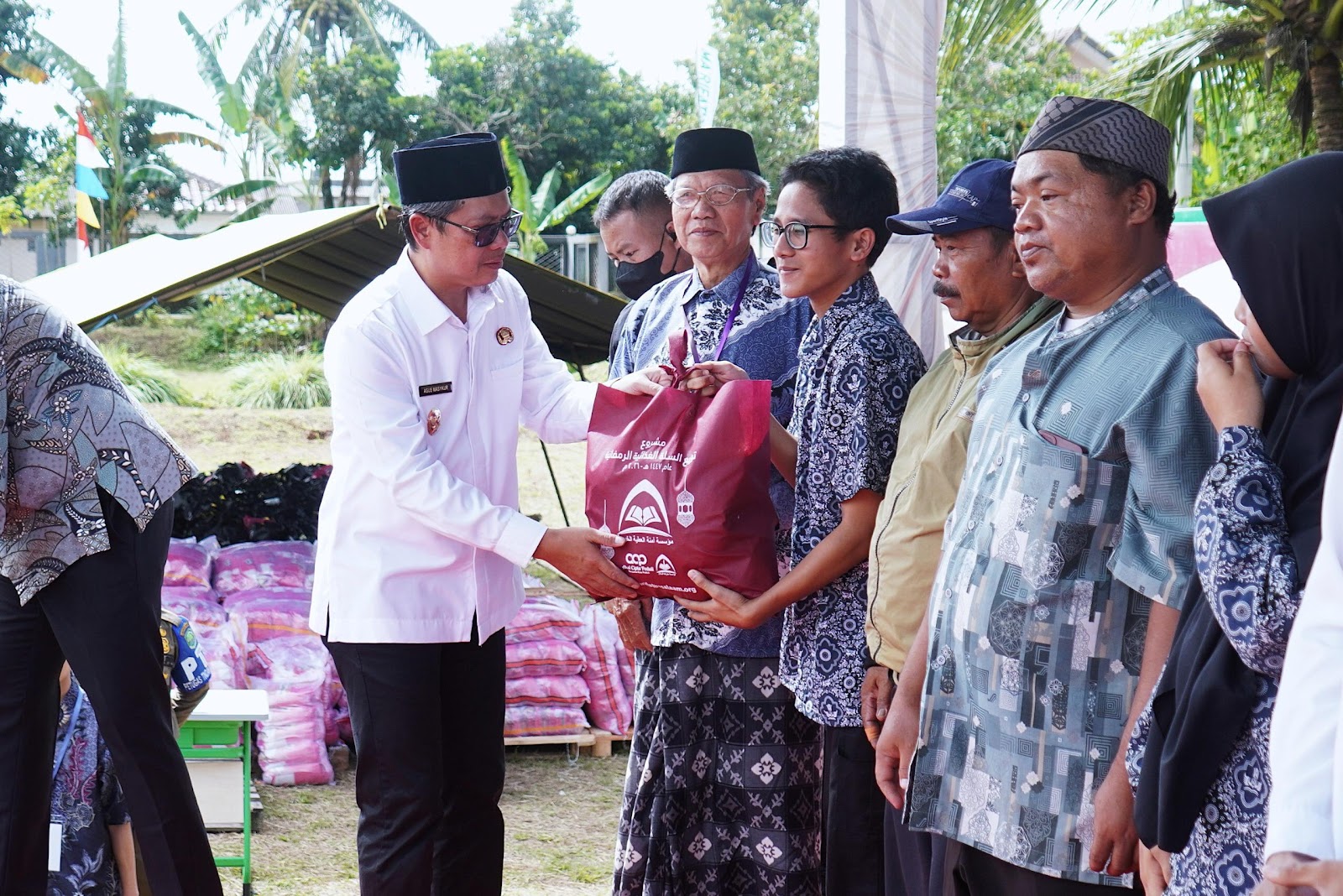 WAKIL BUPATI SUBANG APRESIASI PONPES MA'RIFATUSSALAAM SALURKAN 5.000 PAKET SEMBAKO,TEKANKAN MANFAAT NYATA BAGI WARGA DI BULAN RAMADAN