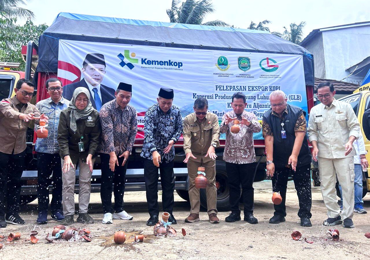 WAKIL BUPATI SUBANG DAMPINGI MENTERI KOPERASI RI LEPAS EKSPOR 96 TON KOPI KE ALJAZAIR
