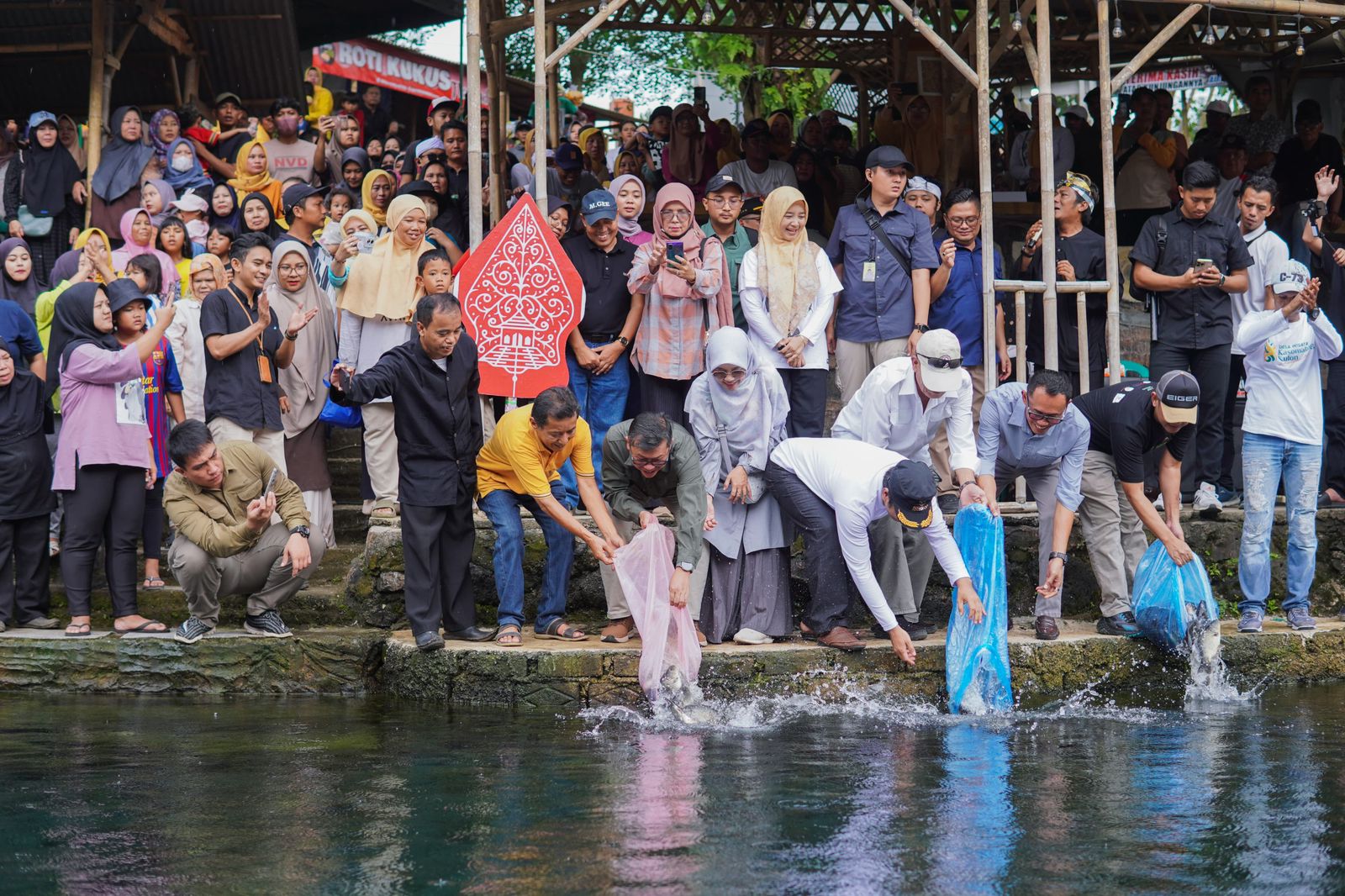 WAKIL BUPATI SUBANG HADIRI FESTIVAL DESA WISATA KASOMALANG KULON, NGAGUBYAG BARENG MASYARAKAT