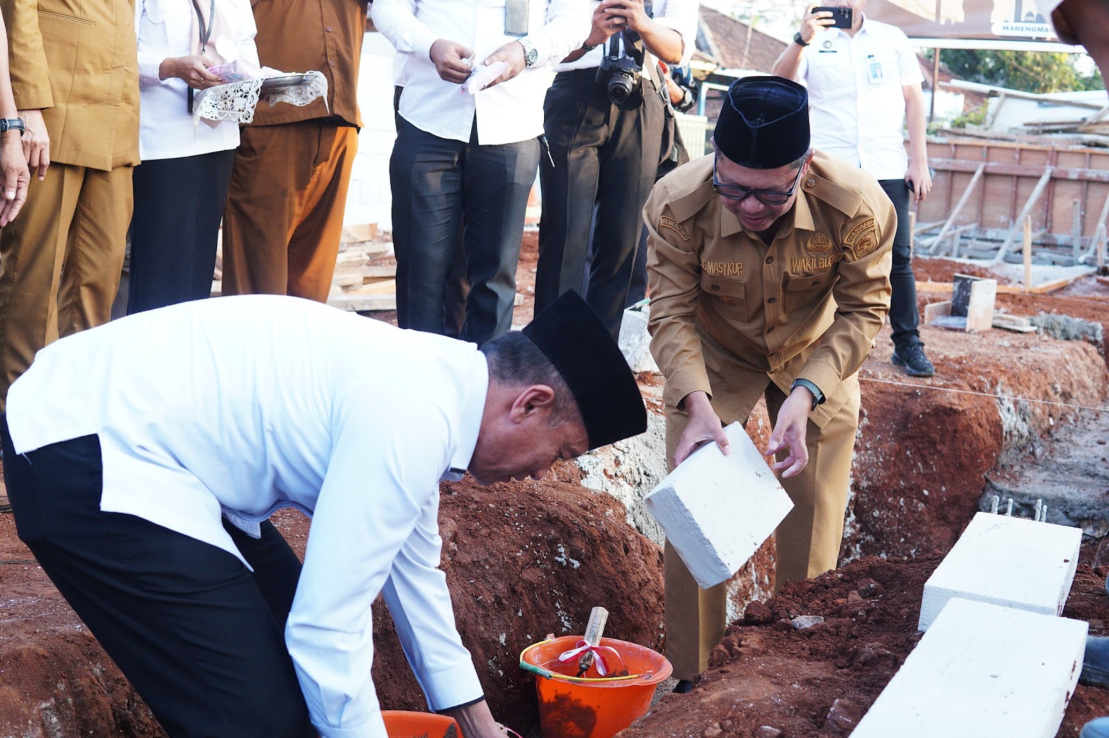 WAKIL BUPATI SUBANG HADIRI PELETAKAN BATU PERTAMA PEMBANGUNAN MASJID JAMI AL-KAUTSAR DESA MARENGMANG