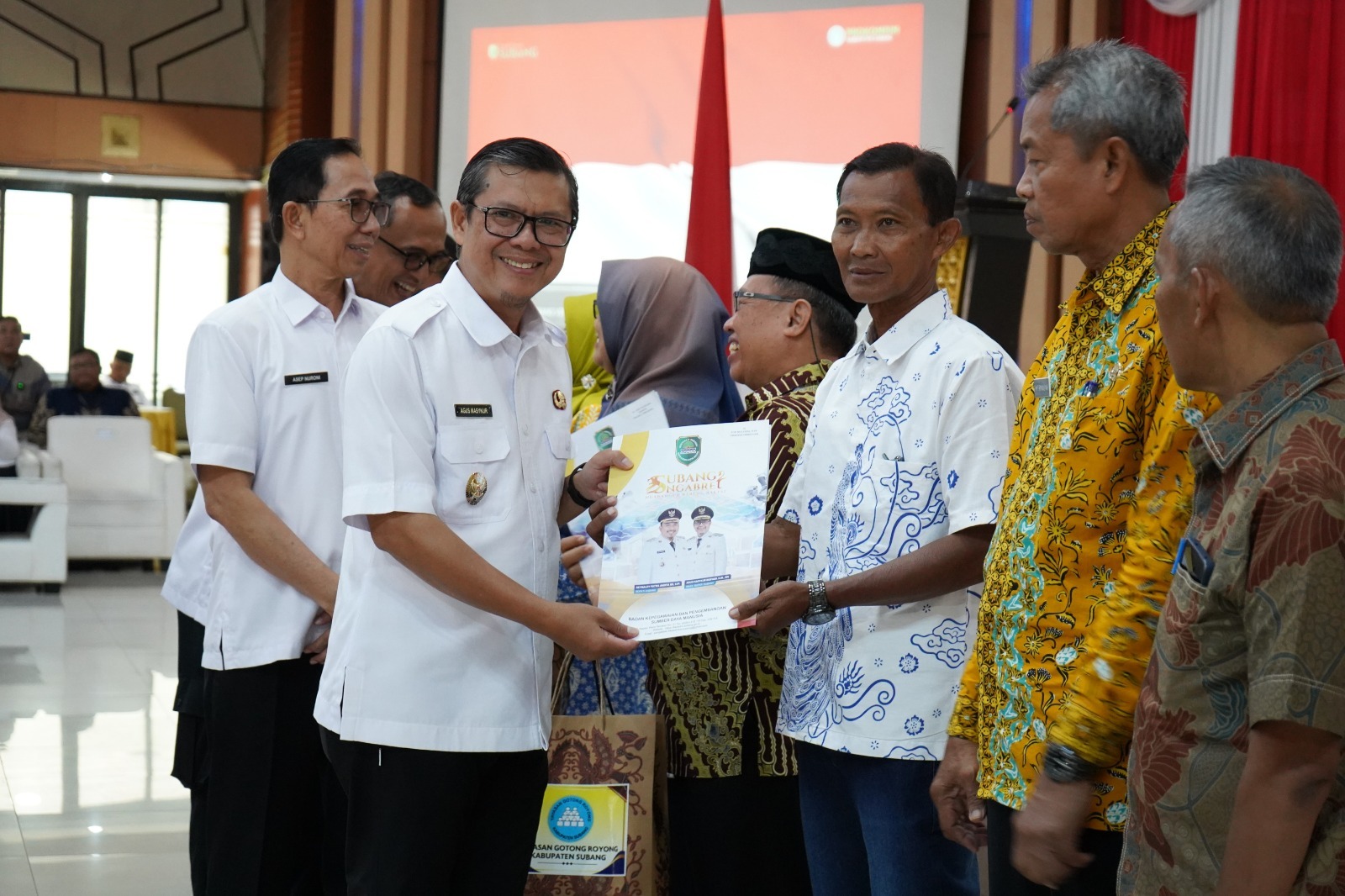 WAKIL BUPATI SUBANG HADIRI PENYERAHAN PETIKAN SURAT KEPUTUSAN PENGANGKATAN CPNS DAN PELEPASAN PURNA TUGAS PNS