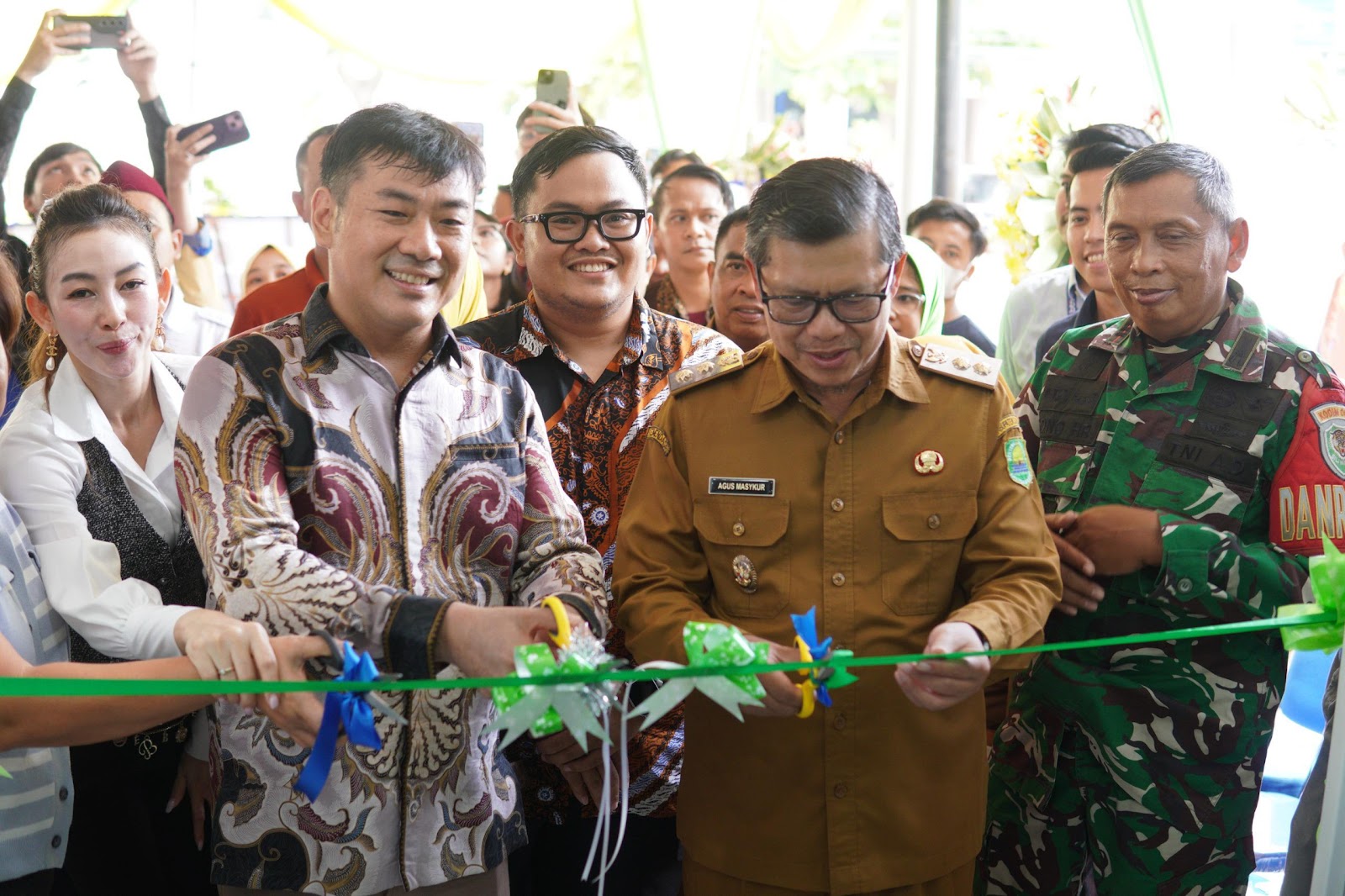 WAKIL BUPATI SUBANG HADIRI SOFT OPENING TRIDJAYA ELEKTRONIK DAN APOTEK K-24 PAMANUKAN, DORONG KOLABORASI PENTAHELIX PEMBANGUNAN DAERAH