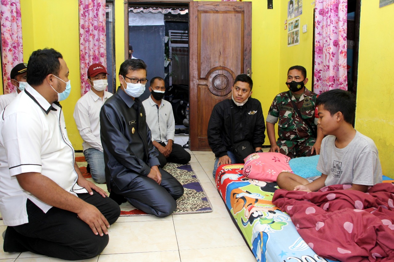 Wakil Bupati Subang Kunjungi Warga Desa Cisaat yang Mengidap Keluhan Penyakit Pembengkakan pada Kedua Ginjalnya