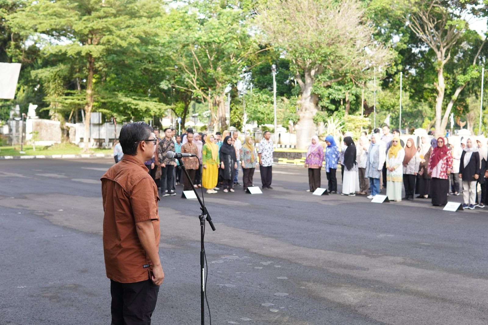 WAKIL BUPATI SUBANG PIMPIN APEL PAGI DAN LEPAS ASN SETDA SAMBANGI LANSIA, HARAPKAN MENJADI KEBAIKAN KOLEKTIF