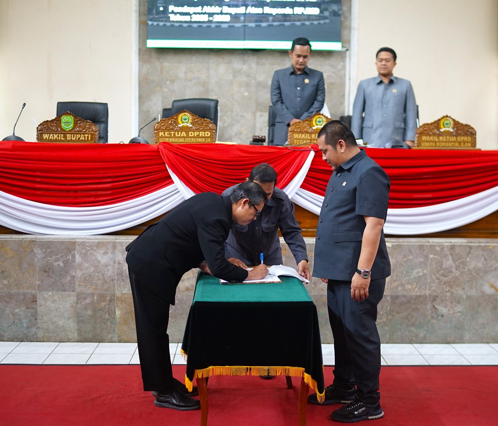 WAKIL BUPATI SUBANG SAMPAIKAN PENDAPAT AKHIR BUPATI DALAM PARIPURNA PENETAPAN RPJMD 2025–2029