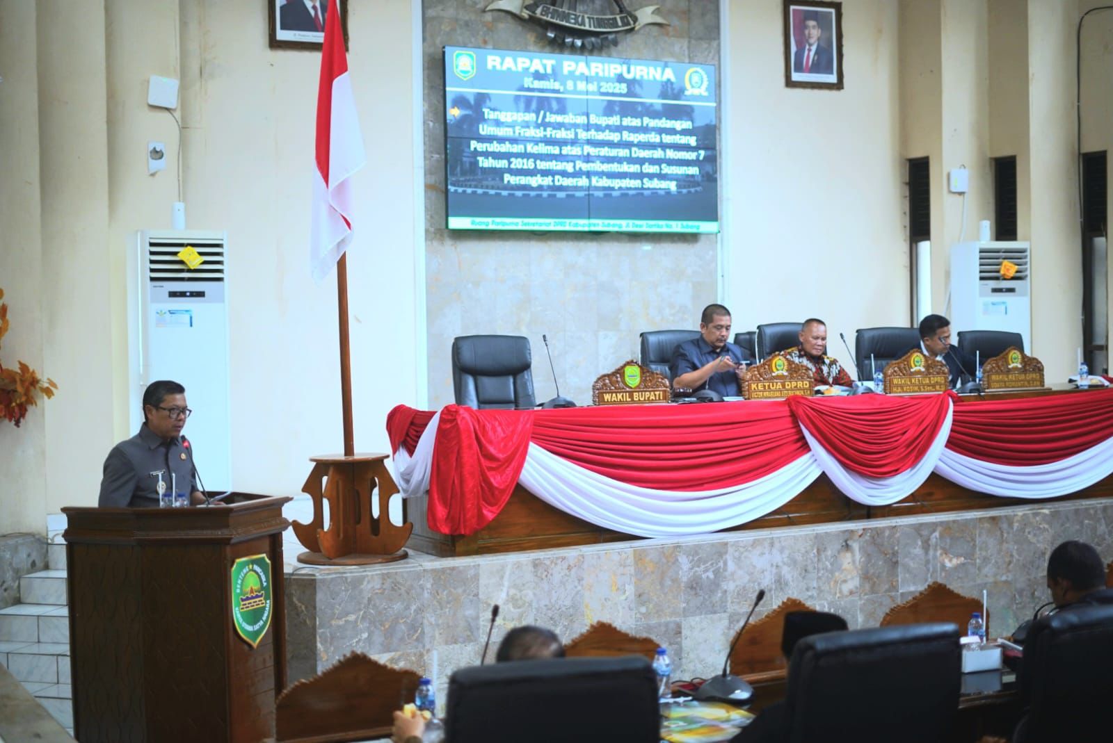 WAKIL BUPATI SUBANG SAMPAIKAN TANGGAPAN EKSEKUTIF DALAM RAPAT PARIPURNA DPRD TERKAIT TIGA RAPERDA STRATEGIS
