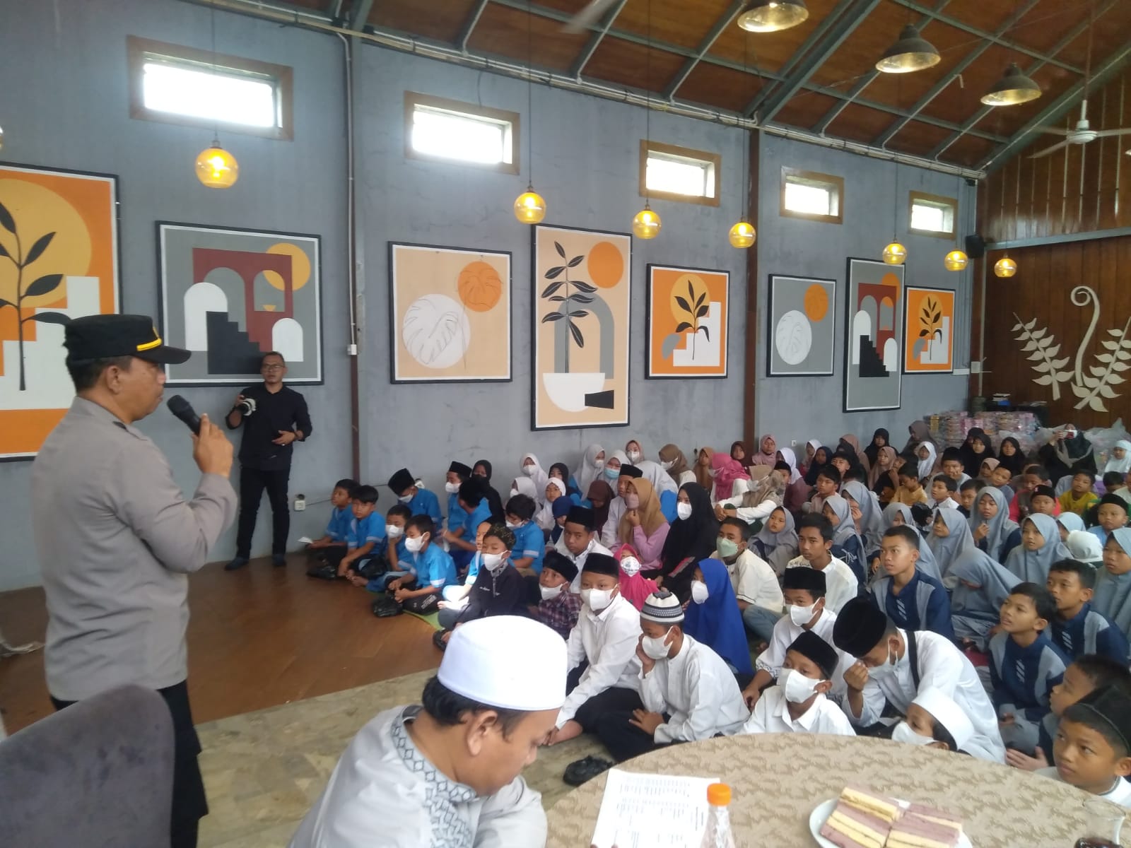Wakili Kapolres Subang Kapolsek Cibogo Hadiri Acara Makan Bersama Dengan 100 Anak Yatim dn Dhuafa