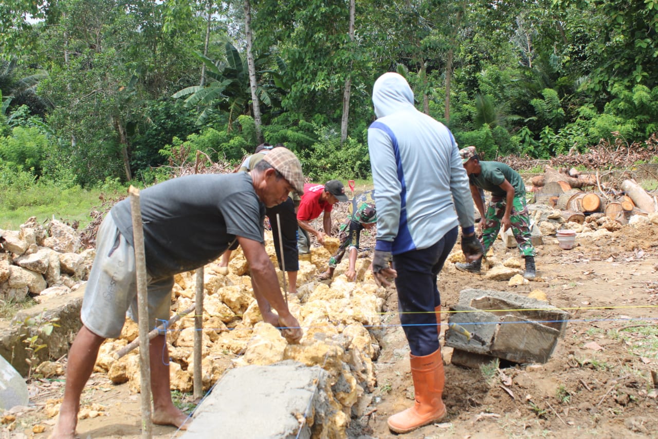 Walau Panas Terik, Warga Bersama Aggota Satgas TMMD 123 Kodim 1416/Muna Tetap Semangat
