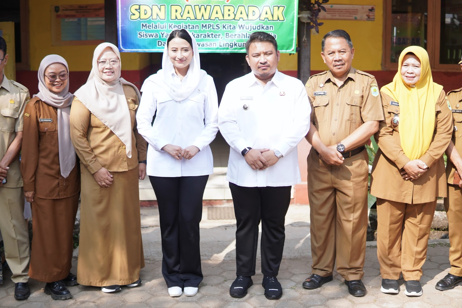 WAMENDAG RI DAN BUPATI SUBANG TINJAU PROGRAM MAKAN BERGIZI GRATIS DI SEKOLAH DAN DAPUR PRODUKSI