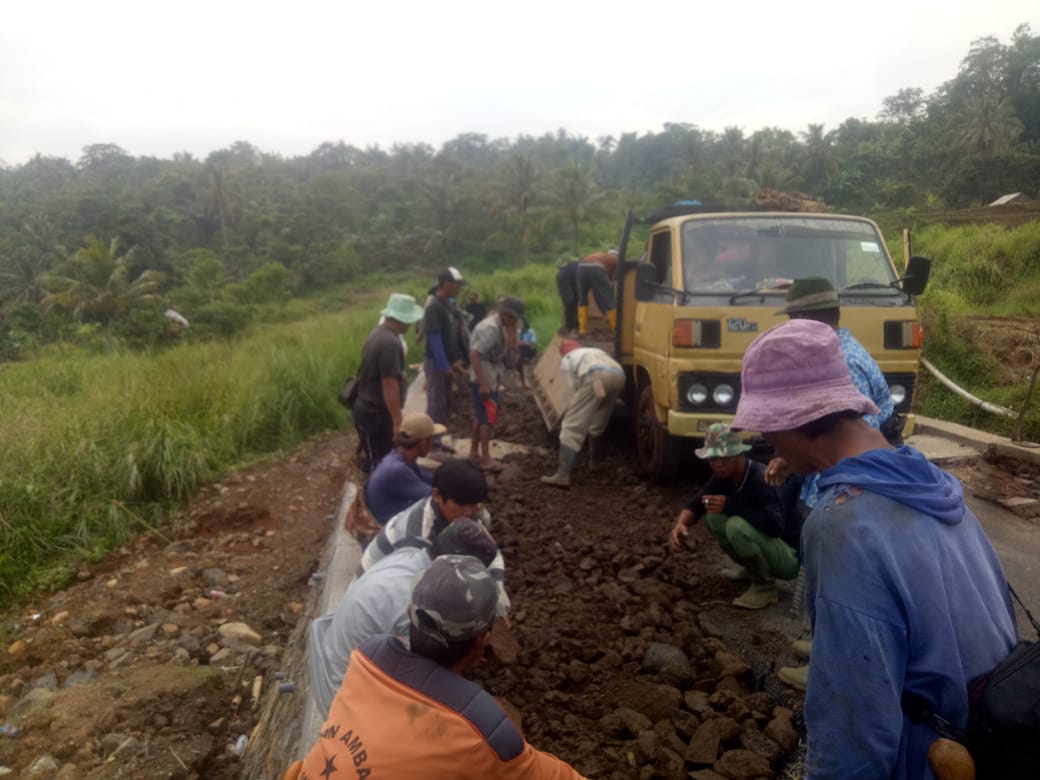 Warga Cidadap Cikadu Kerjabakti Perbaiki Jalan dan TPT yang Rusak