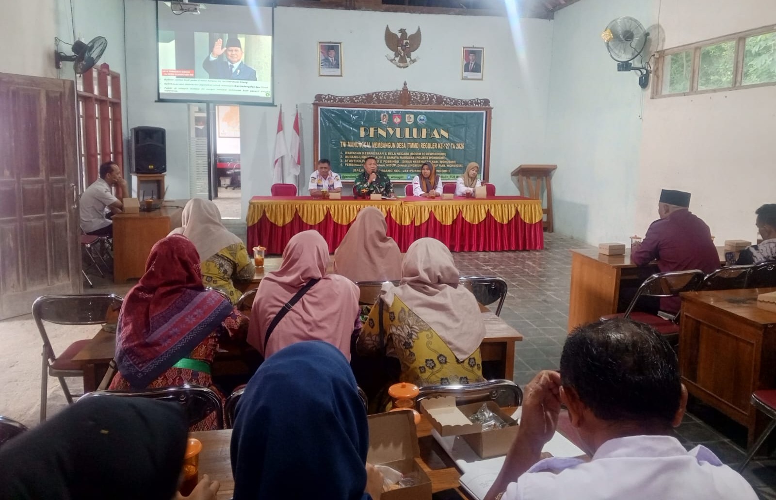 Warga Desa Kembang Dibekali Rasa Cinta Tanah Air dan Hidup Sehat Tanpa Narkoba dalam Penyuluhan TMMD Reguler ke 127 Kodim/0728 Wonogiri