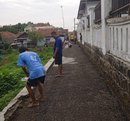 Warga RT.09 RW. 02 Kelurahan Soklat Subang Antusias Bergotong - Royong Renovasi Jalan Pinggir Kantor DPRD