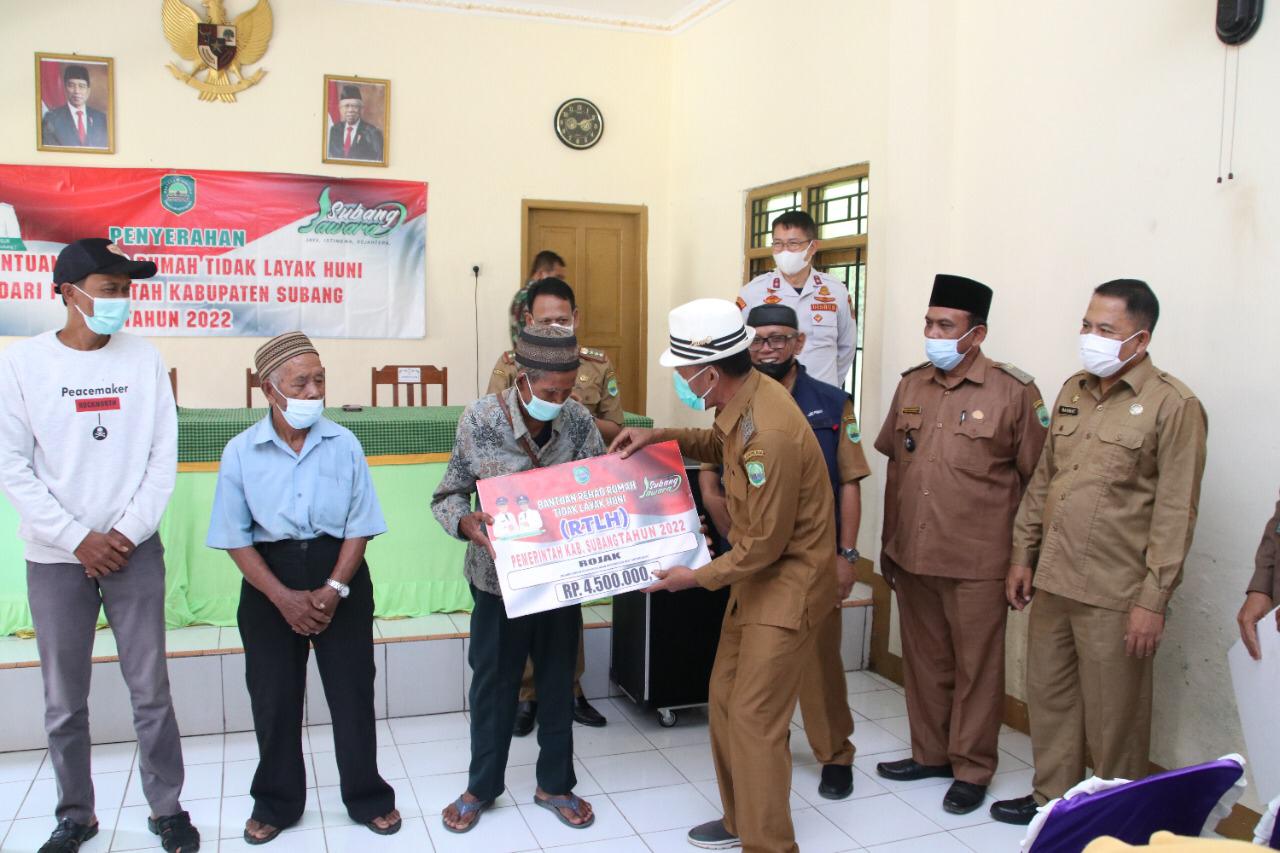 Warga Terdampak Puting Beliung Dapat Bantuan Pemerintah