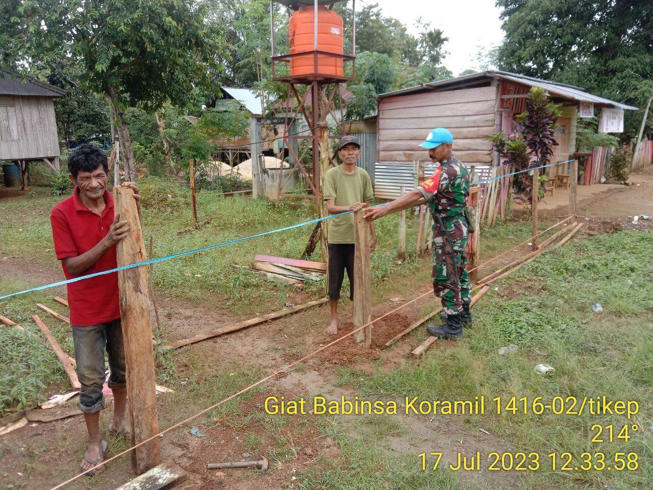 Wujud Kemanunggalan Antara TNI-Rakyat,Babinsa Koramil 1416-02/Tikep Bantu Warga Binannya Pasang Pagar Depan Rumahnya