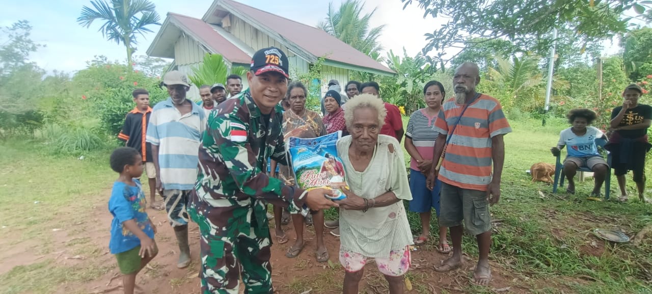Wujud Kepedulian TNI, Satgas Yonif 725/Woroagi Kembali Bagikan Sembako