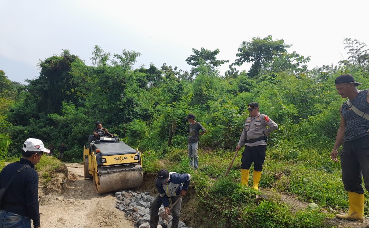 Wujudkan Kebersamaan, Kapolsek Surian Bersama Warga Bersihkan Material Tanah Longsor