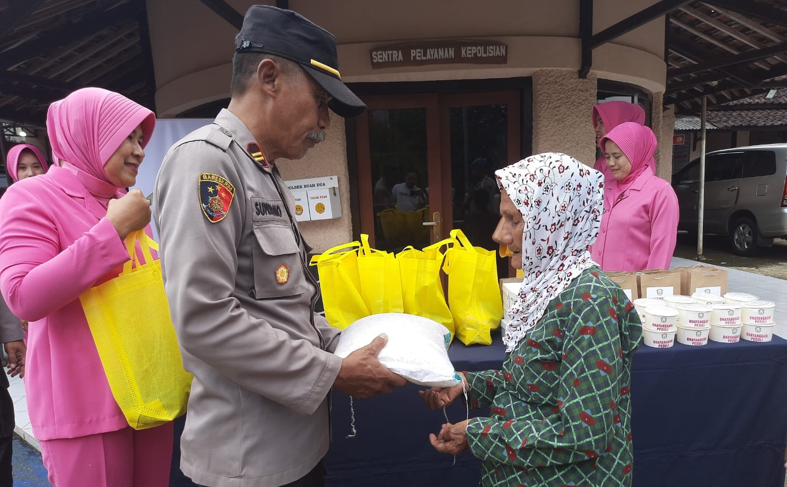 Wujudkan Kepedulian Terhadap Masyarakat, Polsek Buah Dua Bagikan Sembako Gratis