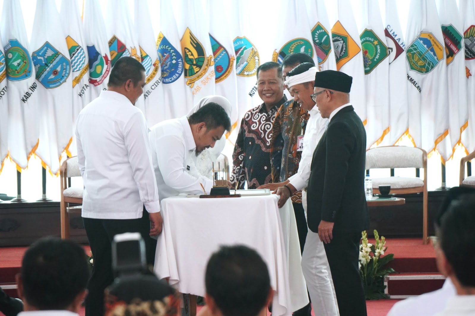 WUJUDKAN PEMERINTAHAN BERSIH, BUPATI SUBANG, KANG REY TANDATANGANI KOMITMEN ANTIKORUPSI BERSAMA KPK DI BANDUNG
